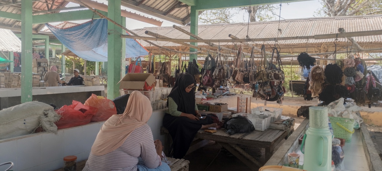 Keluhkan Sepinya Pembeli, Pedagang Pasar Pasongsongan Memilih Bertahan di Tengah Ketidakpastian