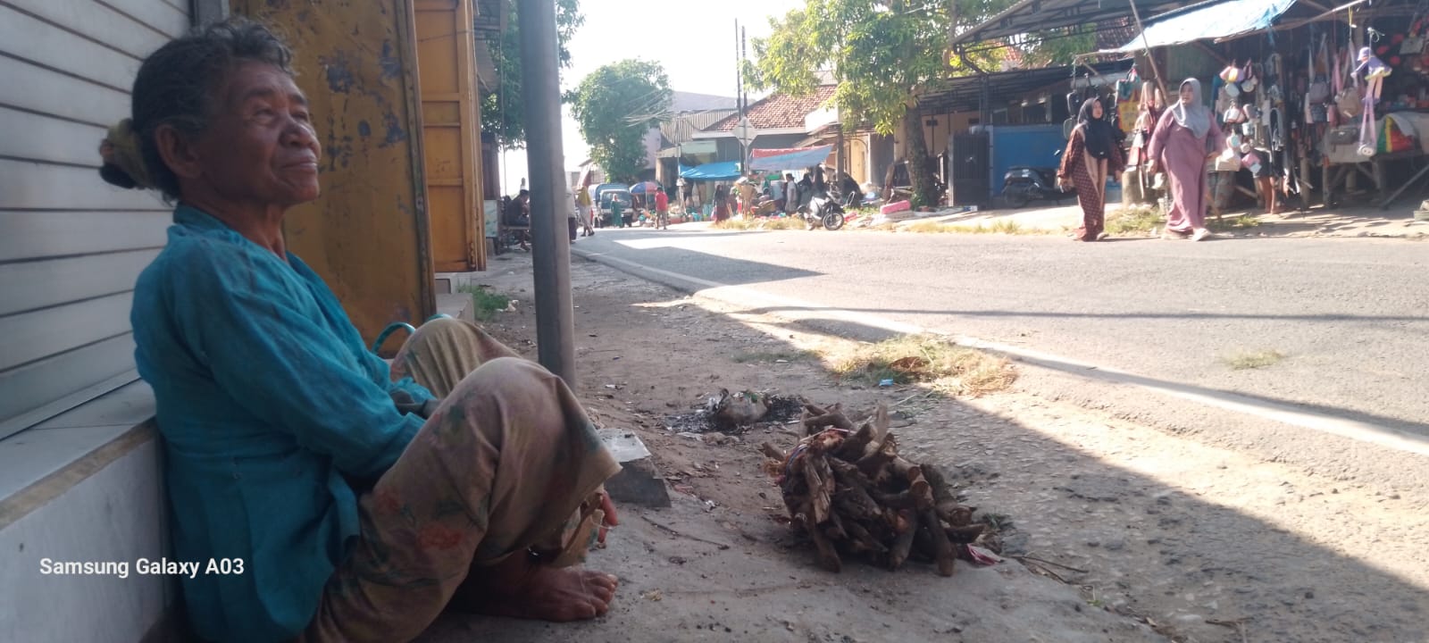 Tak Berharap Belas Kasihan, Nenek dengan Disabilitas Rungu Wicara tetap Memilih Berjualan